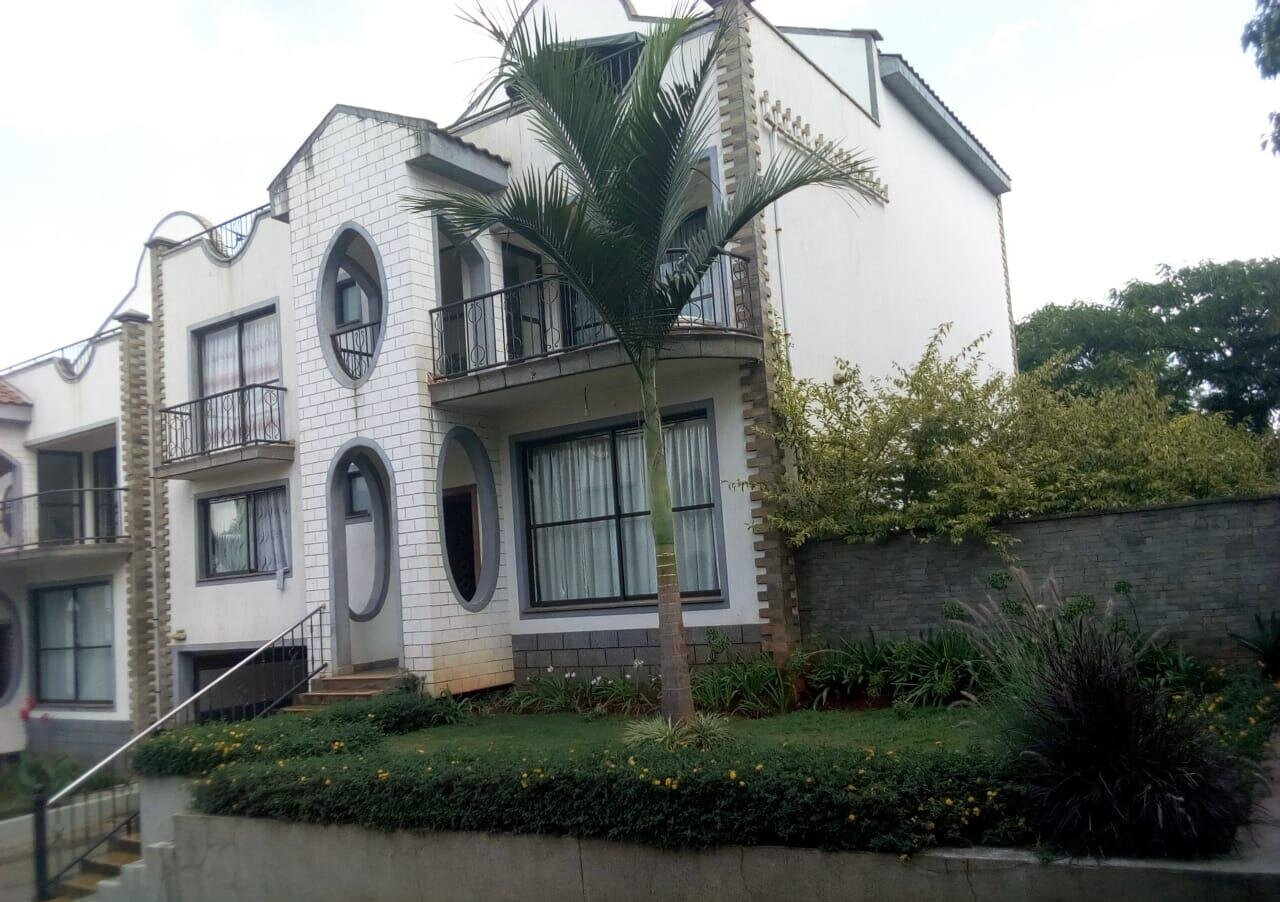 Newly Built 4BR Townhouse with Pool & DSQ - Westlands