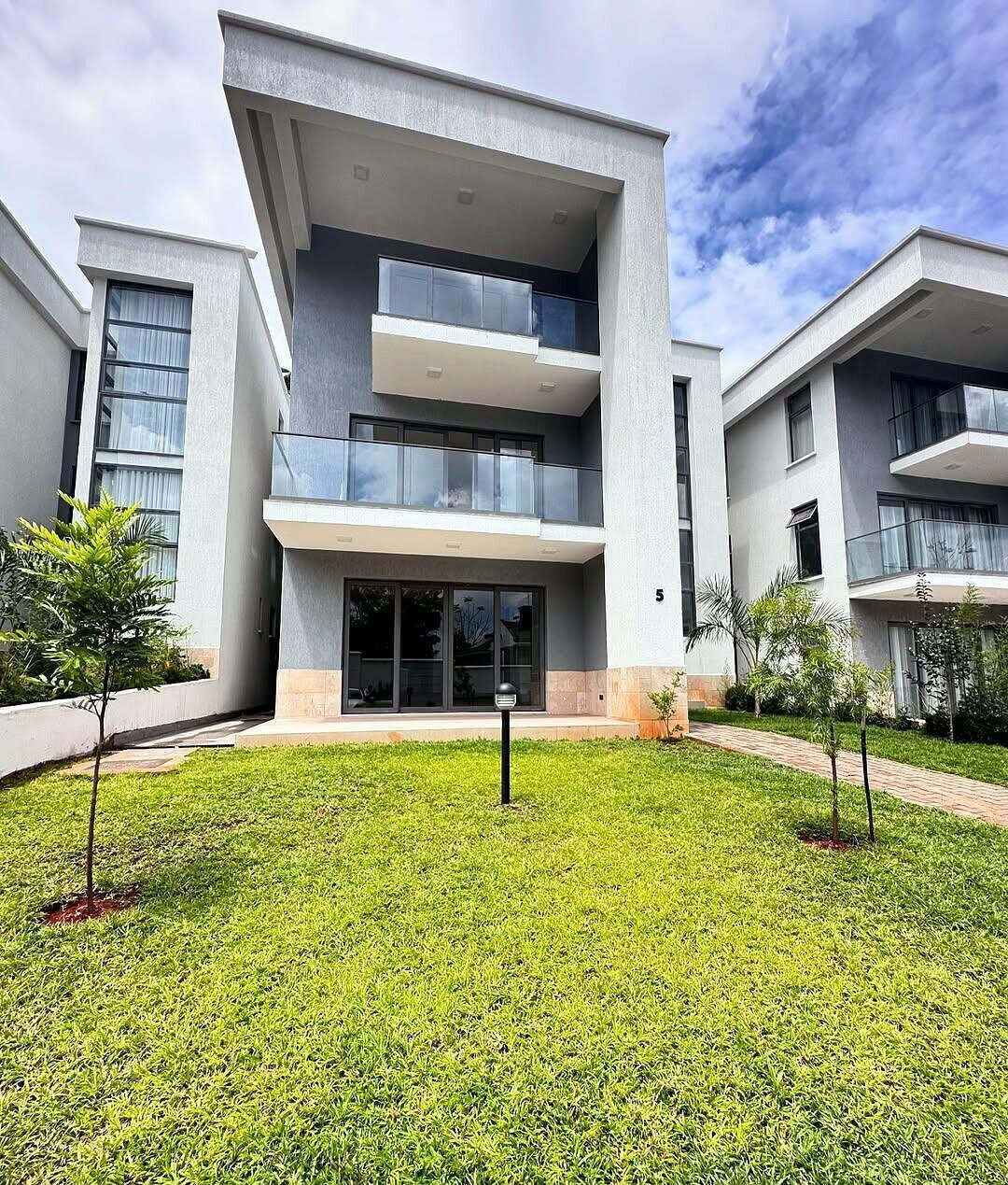 Ultra Modern 5-Ensuite Townhouse with Rooftop Terrace - Lavington