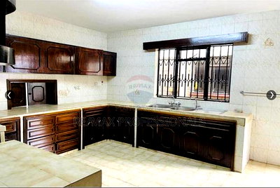 5bdrm Townhouse/Terrace in Raphta Road Area for sale - Image 16