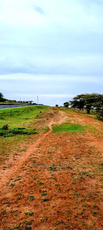 Prime 5 Acres Touching Namanga Tarmac at 2.2m Per Acre - Image 1