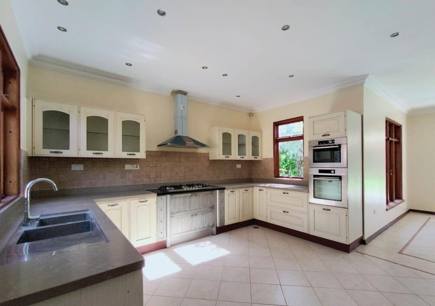 5-Ensuite Townhouse with Double-Glazed Windows & Mature Gardens – Karen