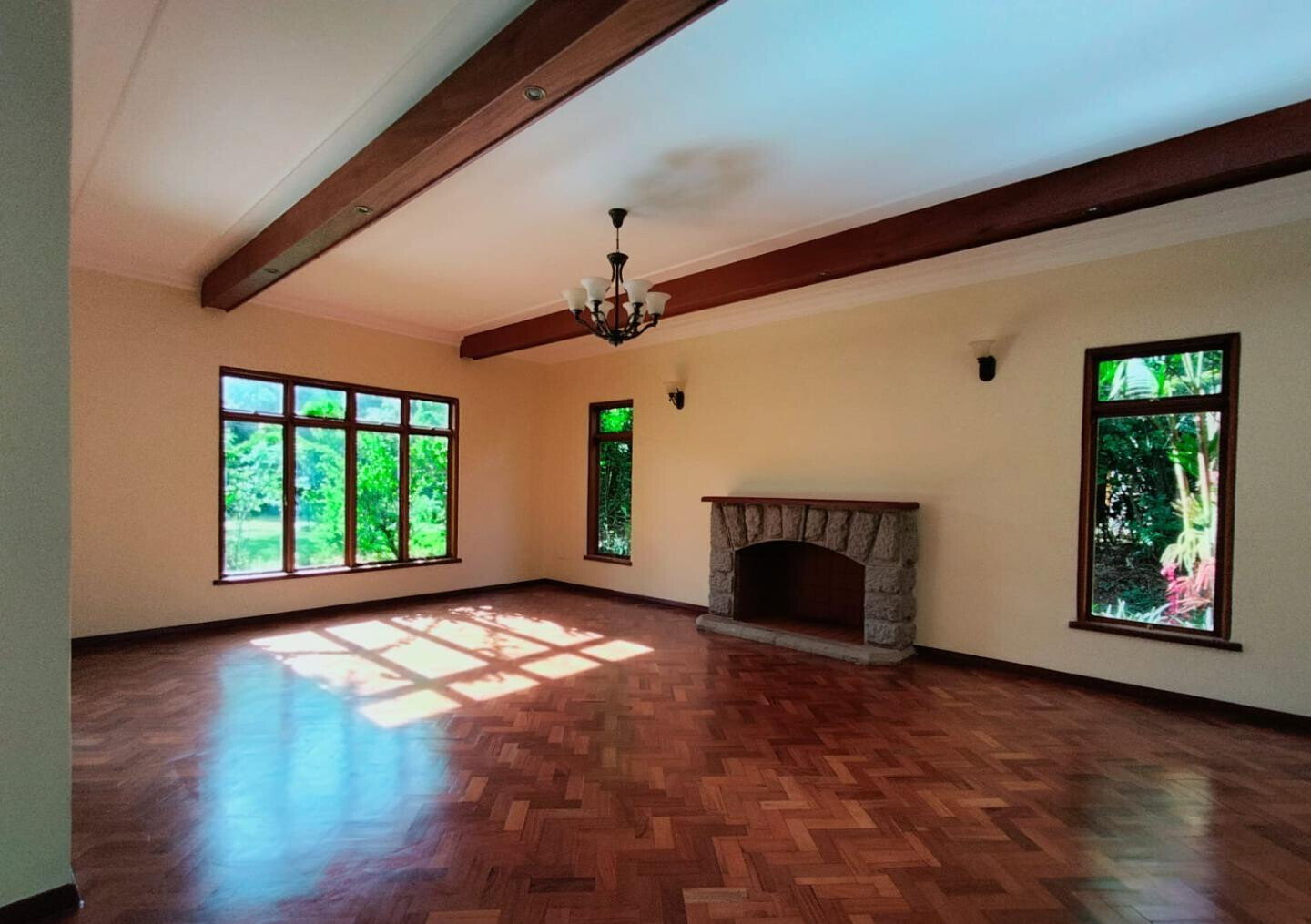 5-Ensuite Townhouse with Double-Glazed Windows & Mature Gardens – Karen