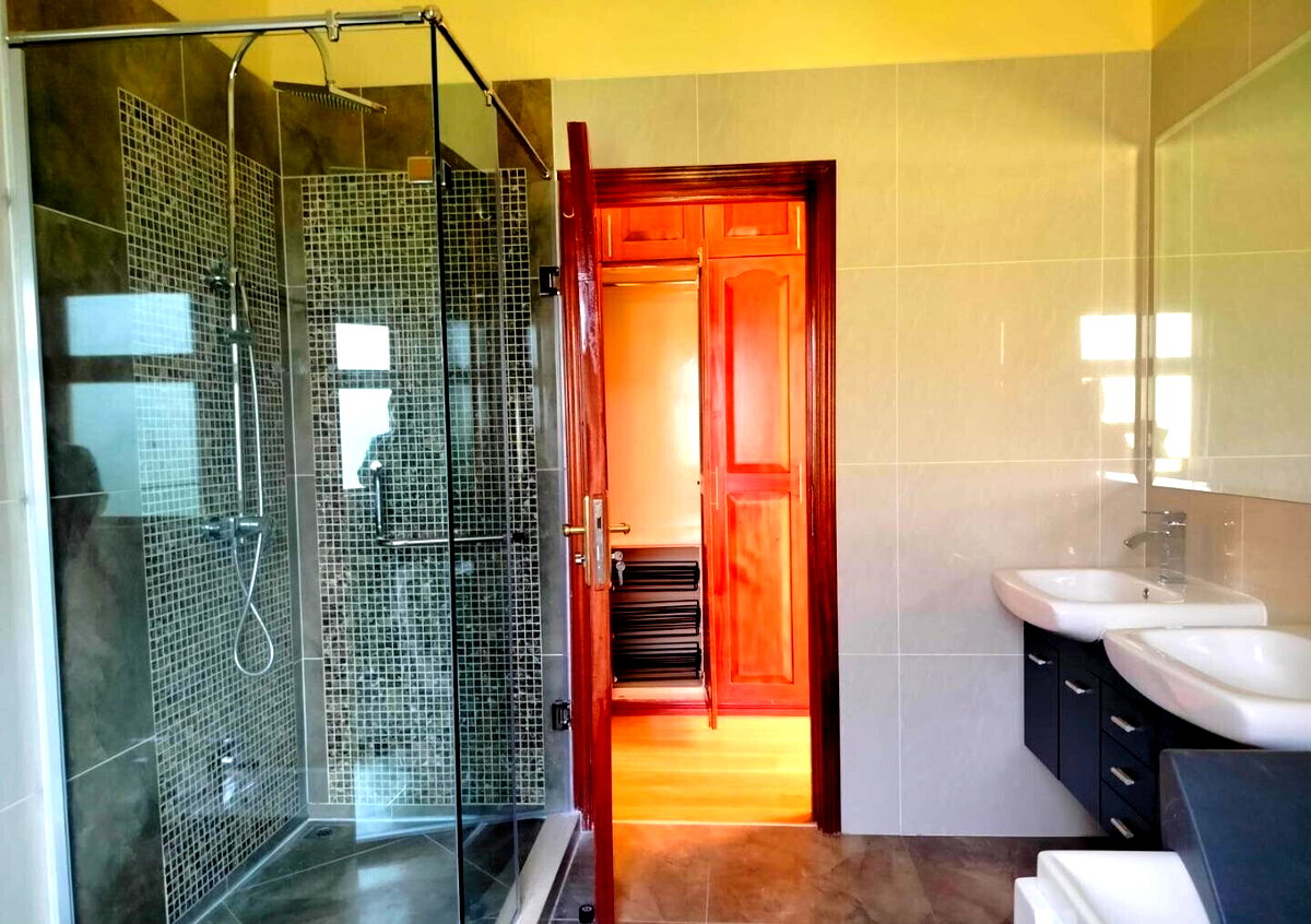 5-Ensuite Townhouse with Double-Glazed Windows & Mature Gardens – Karen