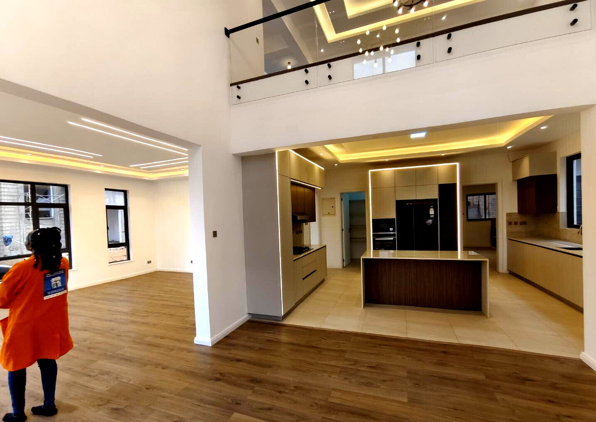 Corner Villa with Pool & DSQ in Lavington Green