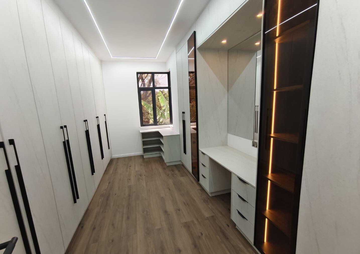 Corner Villa with Pool & DSQ in Lavington Green