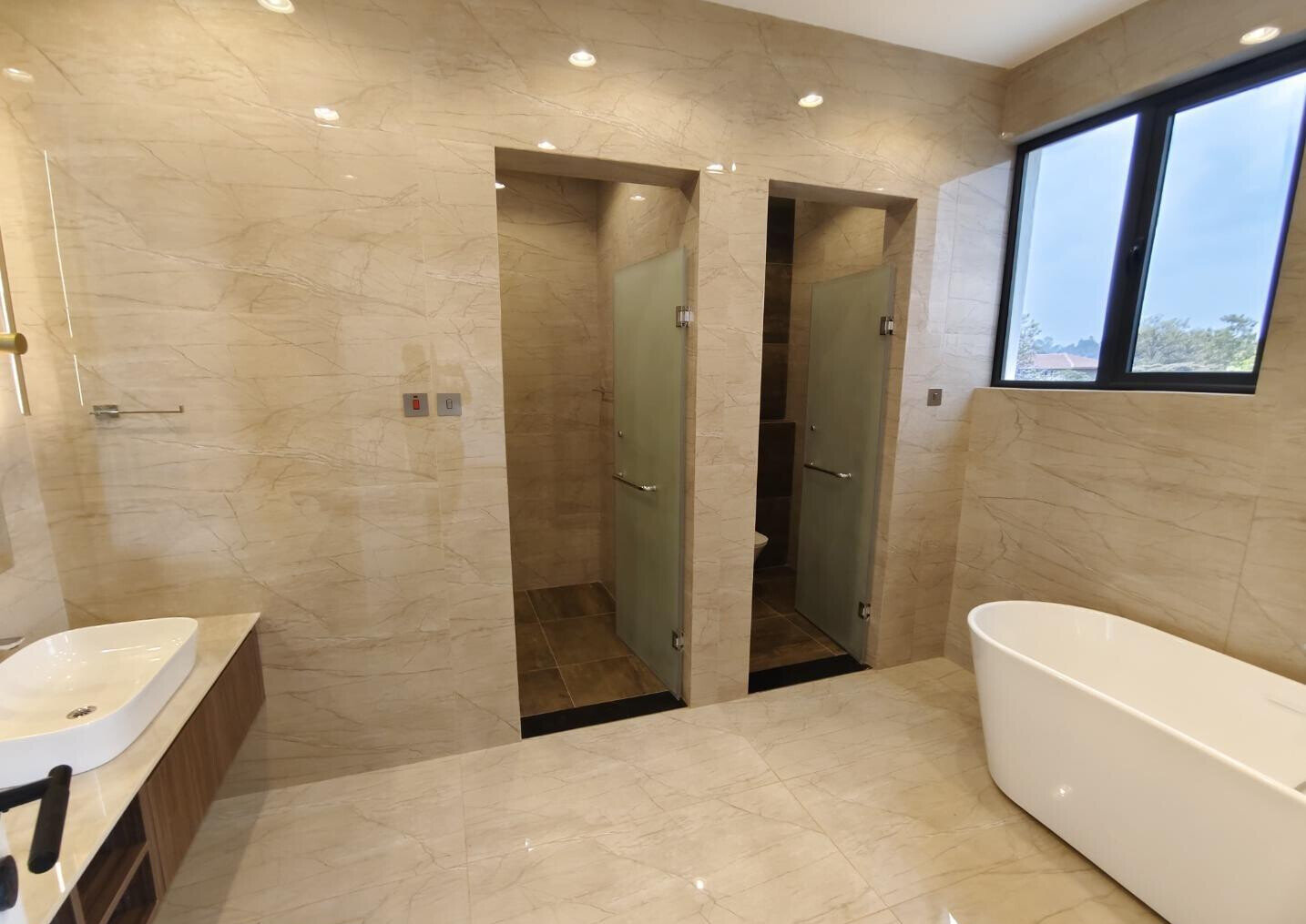Corner Villa with Pool & DSQ in Lavington Green