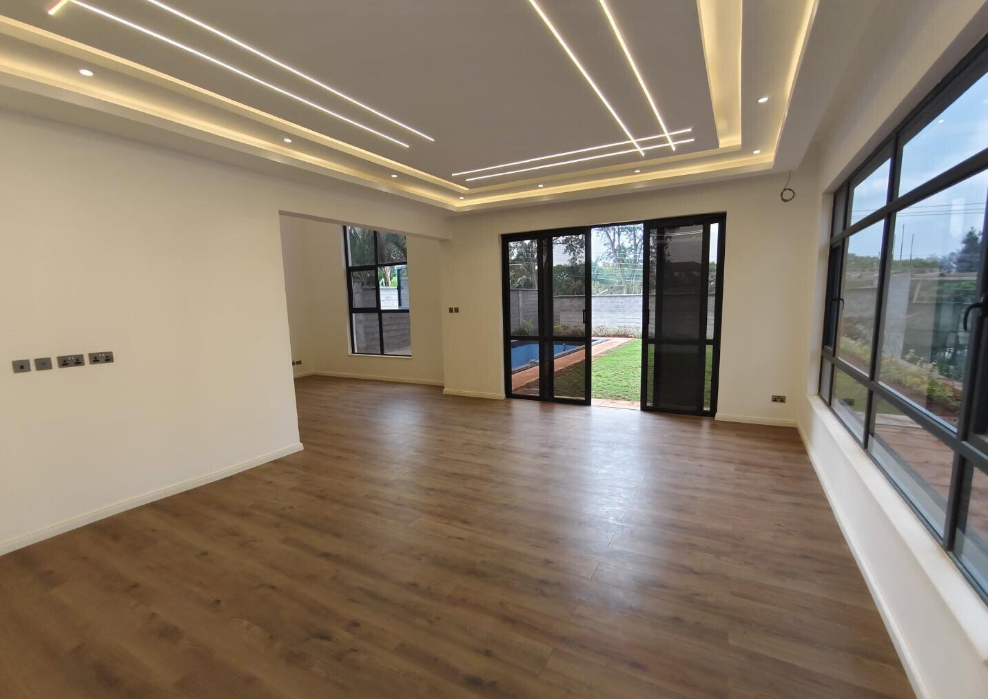 Corner Villa with Pool & DSQ in Lavington Green