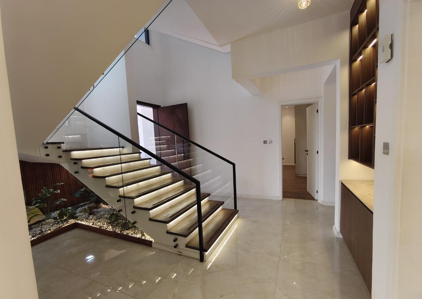 Corner Villa with Pool & DSQ in Lavington Green