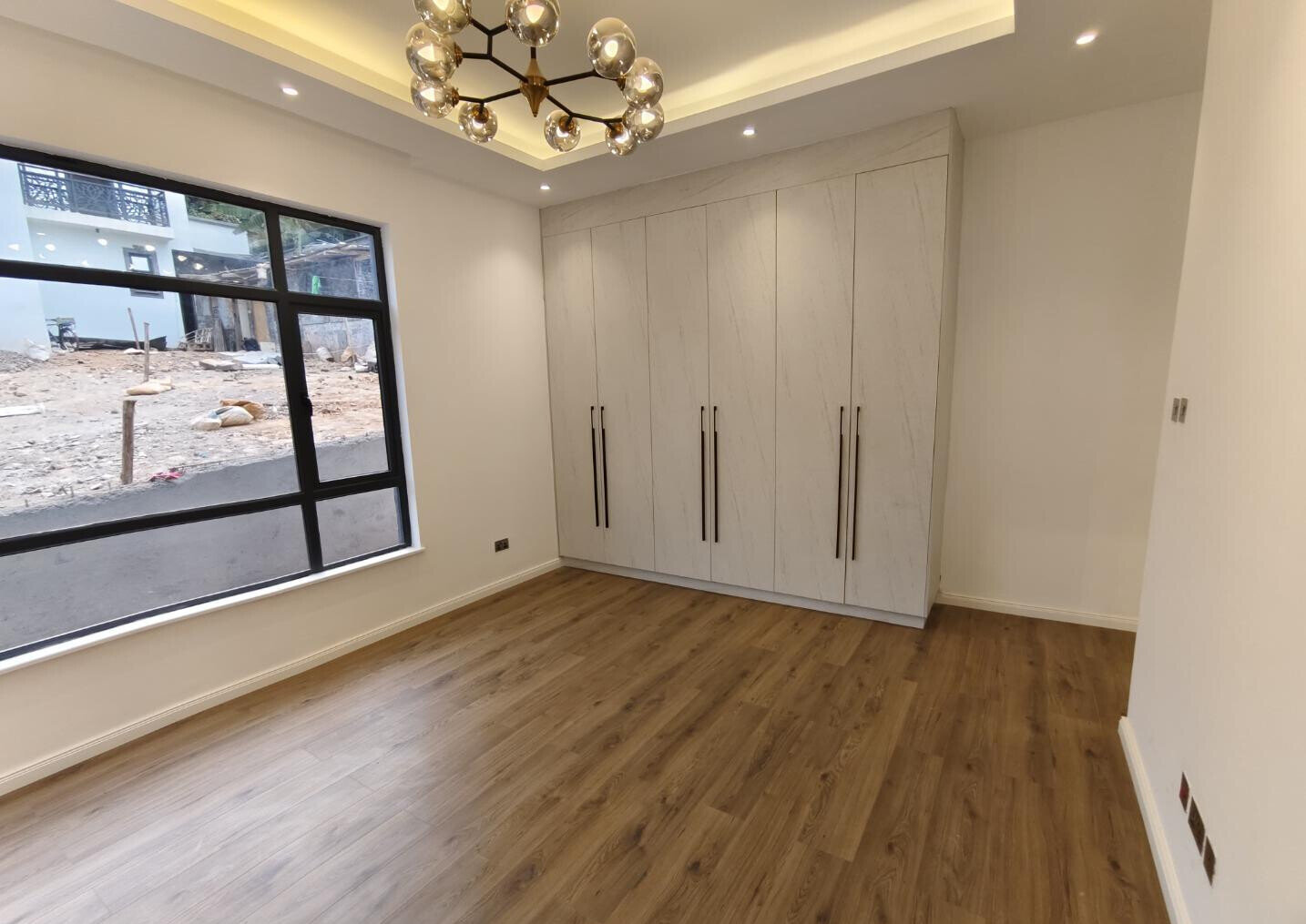 Corner Villa with Pool & DSQ in Lavington Green