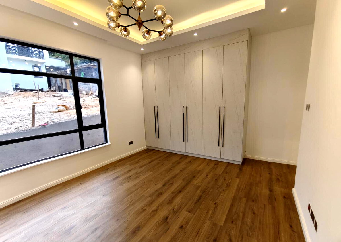 Corner Villa with Pool & DSQ in Lavington Green