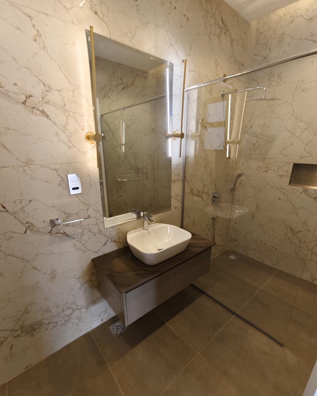 Corner Villa with Pool & DSQ in Lavington Green