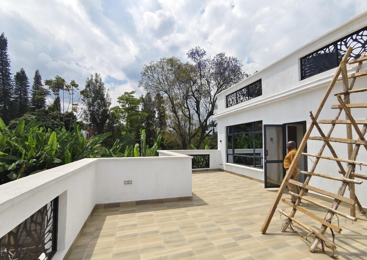 Corner Villa with Pool & DSQ in Lavington Green