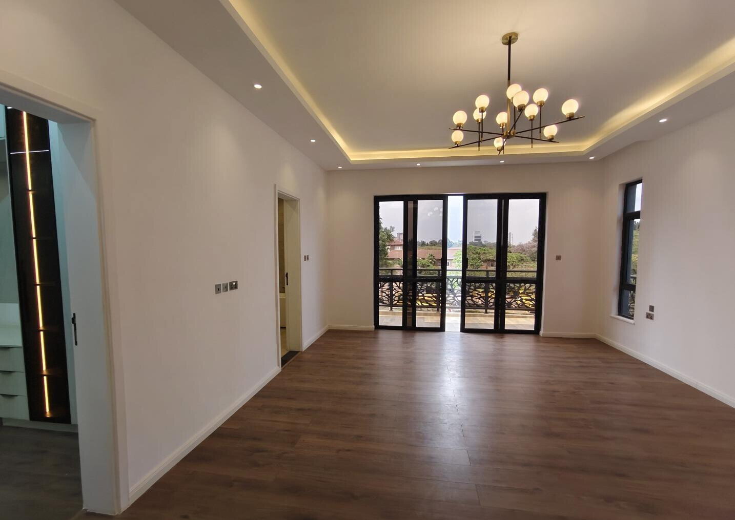 Corner Villa with Pool & DSQ in Lavington Green