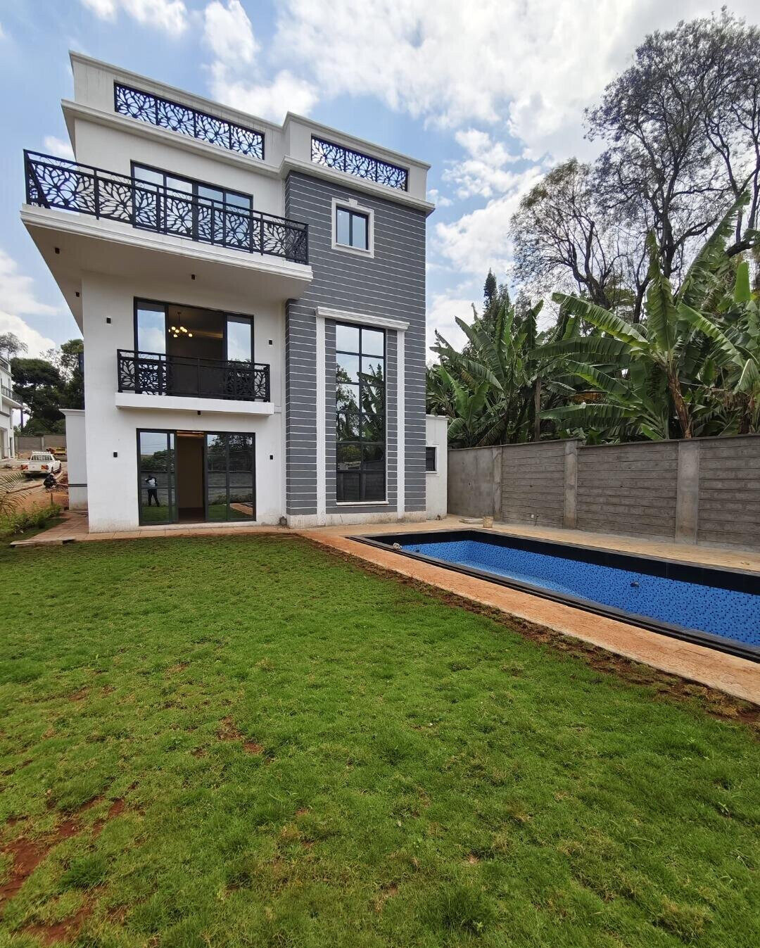 Corner Villa with Pool & DSQ in Lavington Green