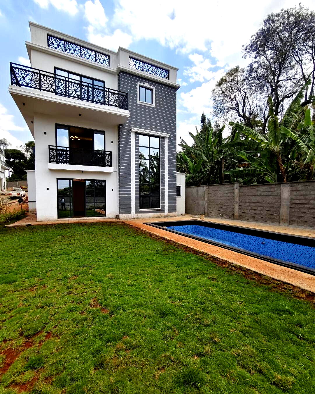 Corner Villa with Pool & DSQ in Lavington Green
