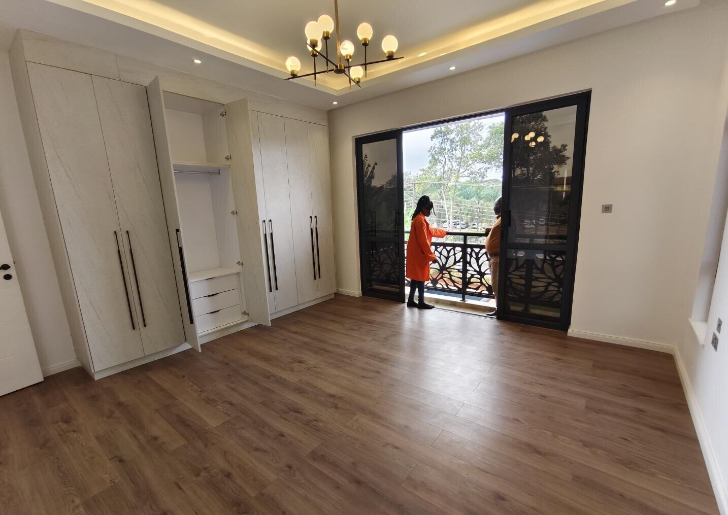 Corner Villa with Pool & DSQ in Lavington Green