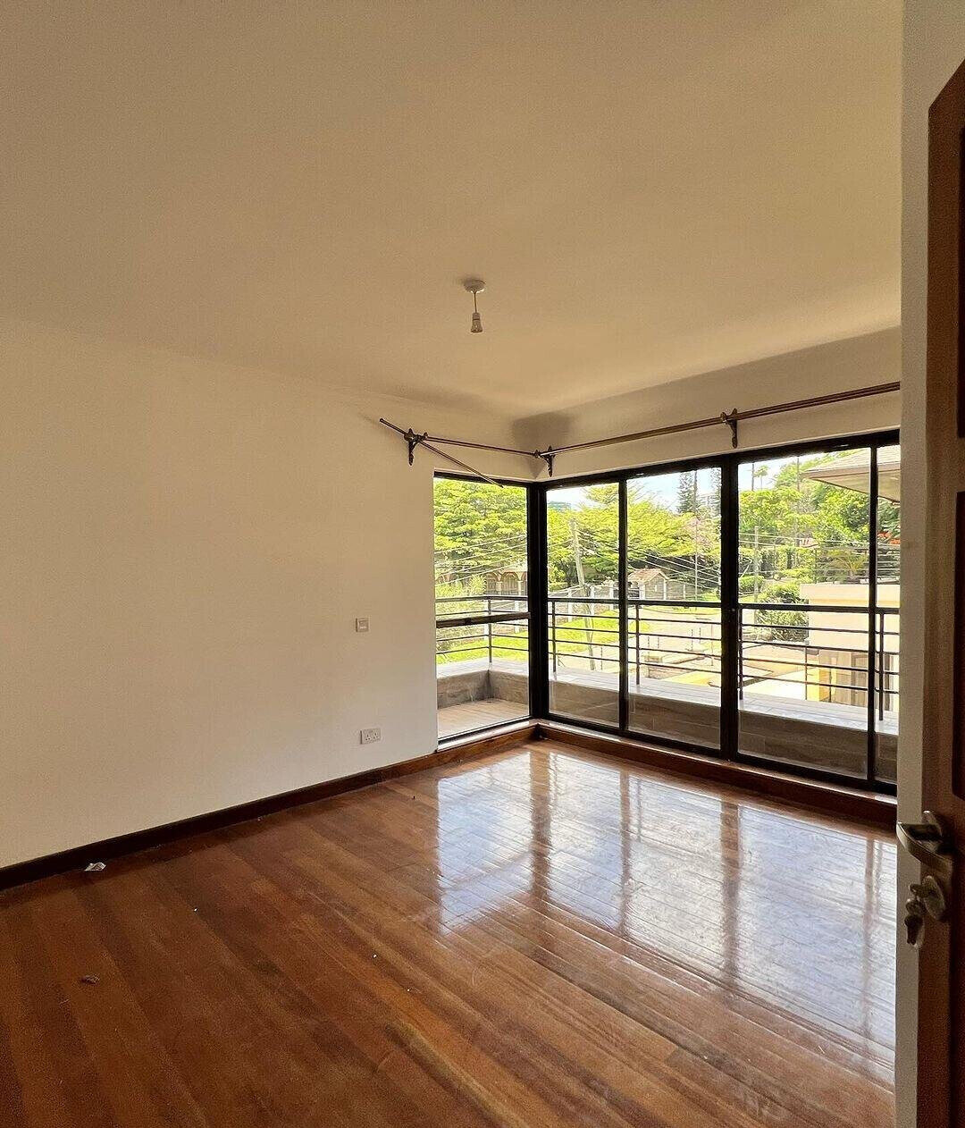Expansive 5BR Townhouse with Private Garden & DSQ - Kileleshwa