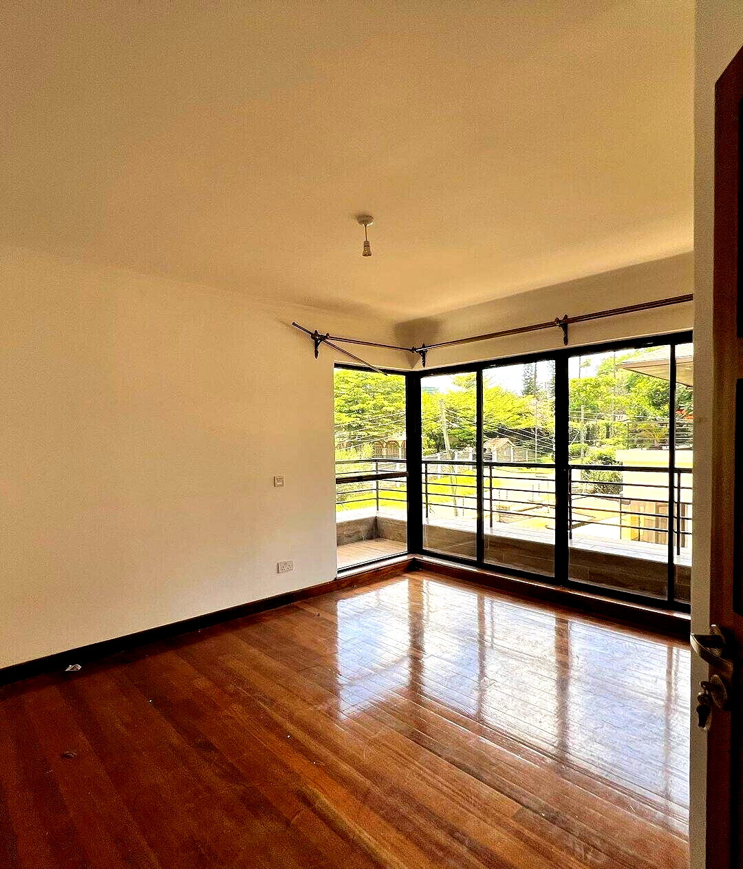 Expansive 5BR Townhouse with Private Garden & DSQ - Kileleshwa