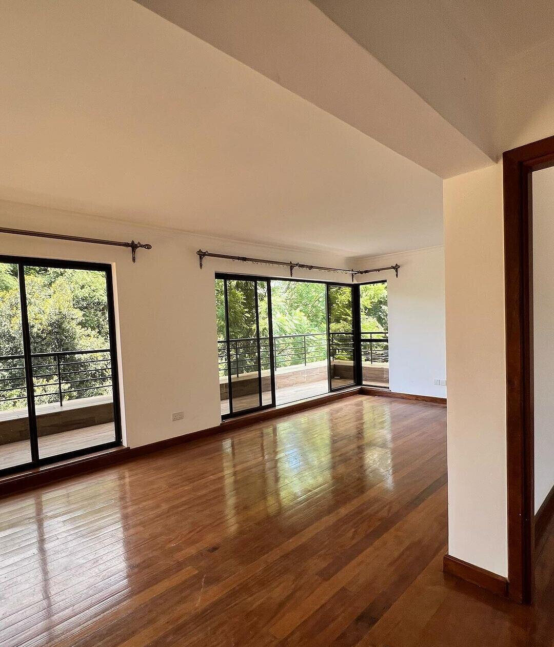 Expansive 5BR Townhouse with Private Garden & DSQ - Kileleshwa