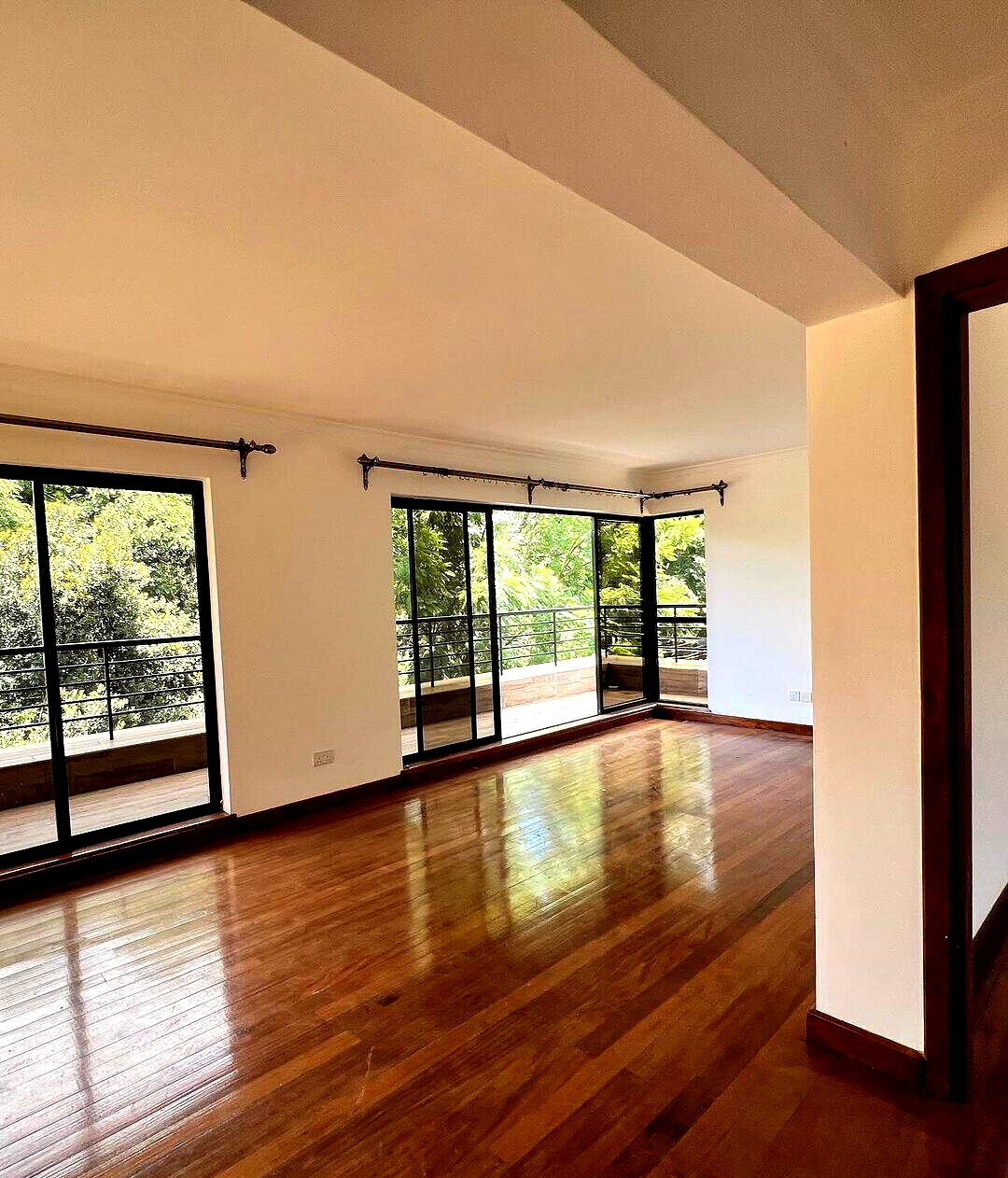 Expansive 5BR Townhouse with Private Garden & DSQ - Kileleshwa