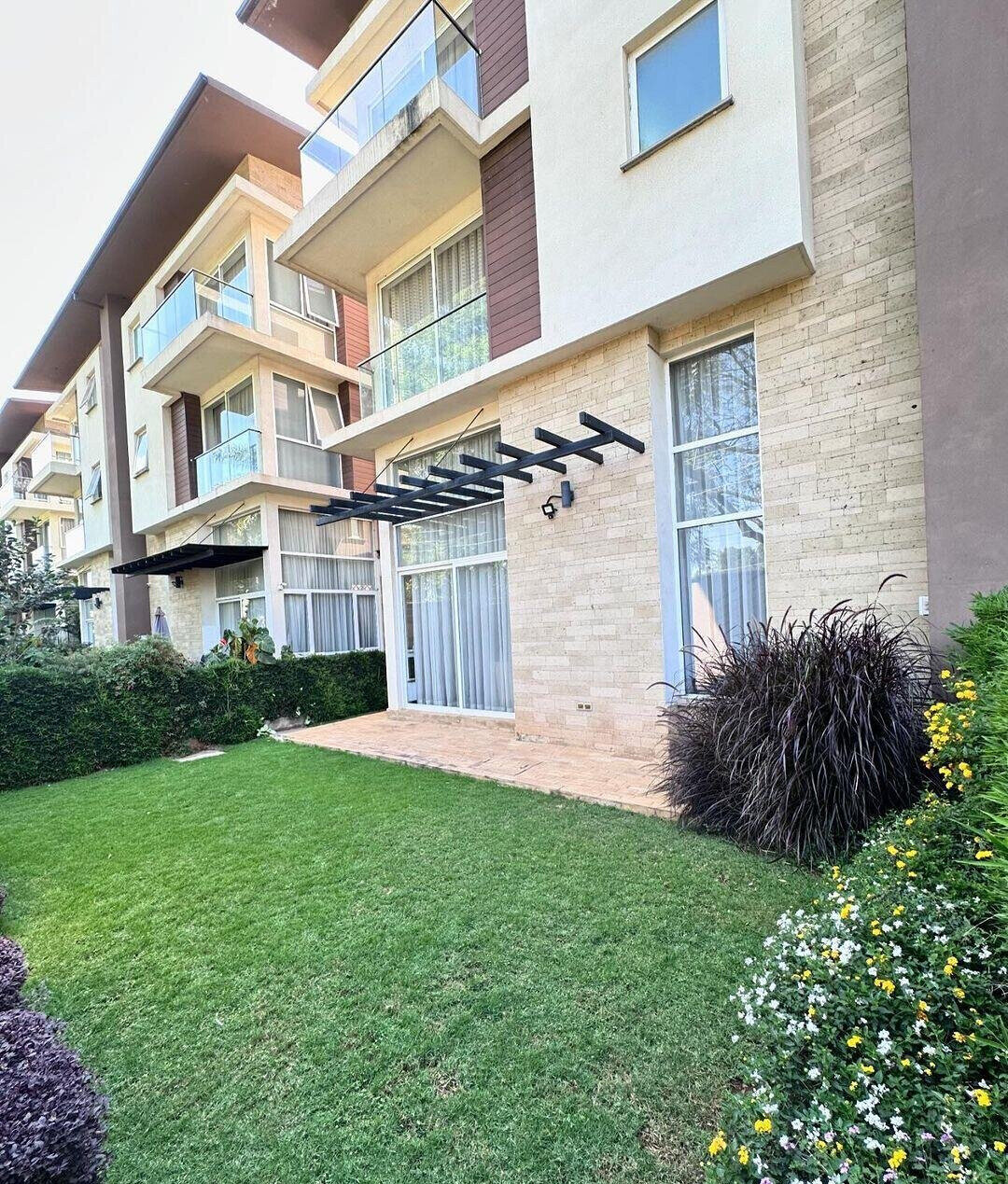 Cathedral Ceilings & Private Garden Townhouse - Lavington