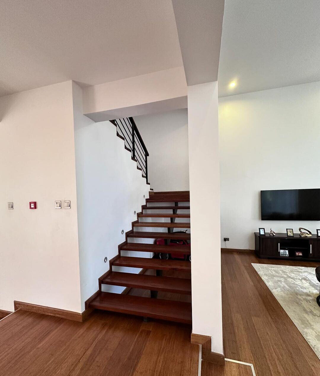 Cathedral Ceilings & Private Garden Townhouse - Lavington