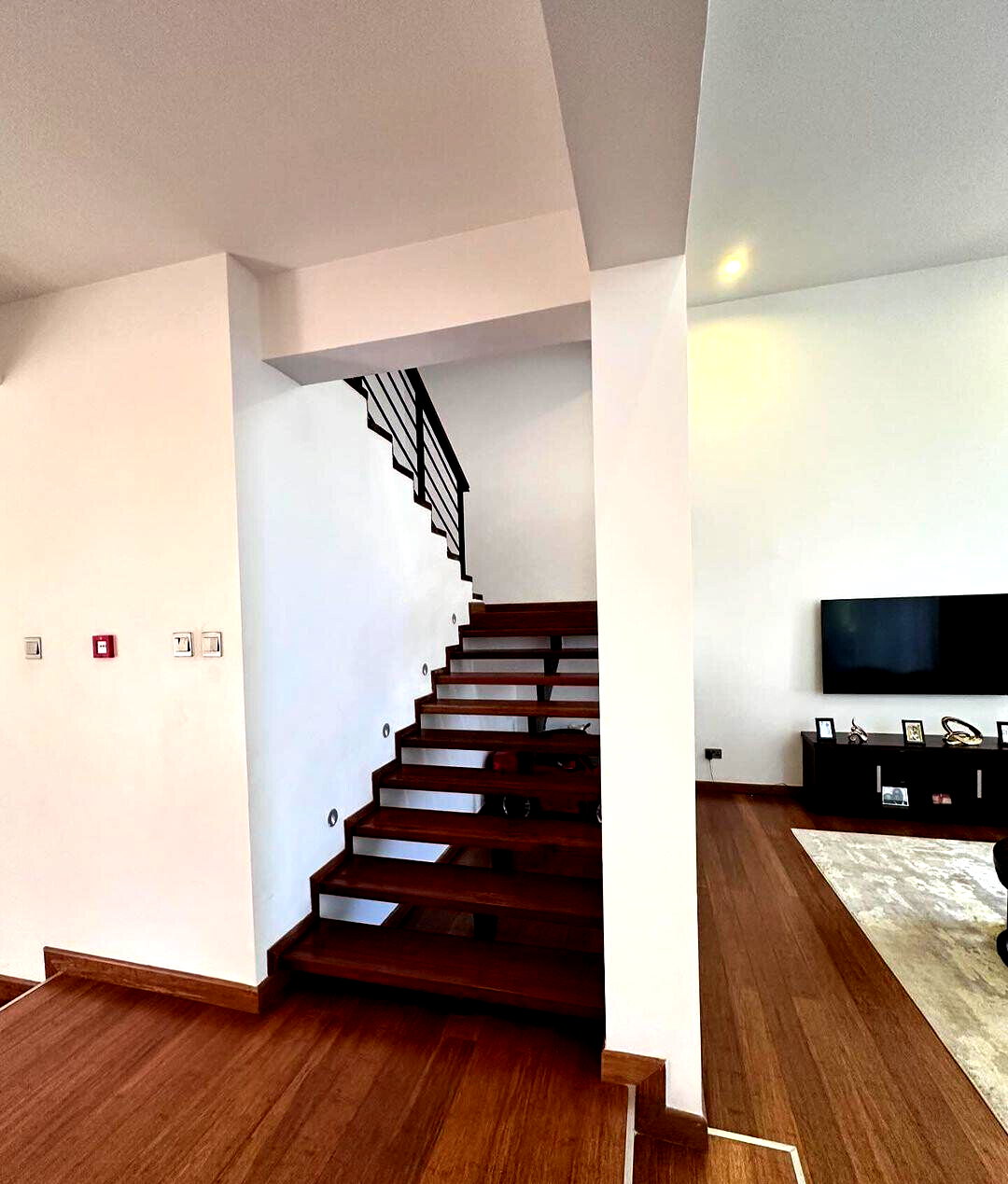 Cathedral Ceilings & Private Garden Townhouse - Lavington