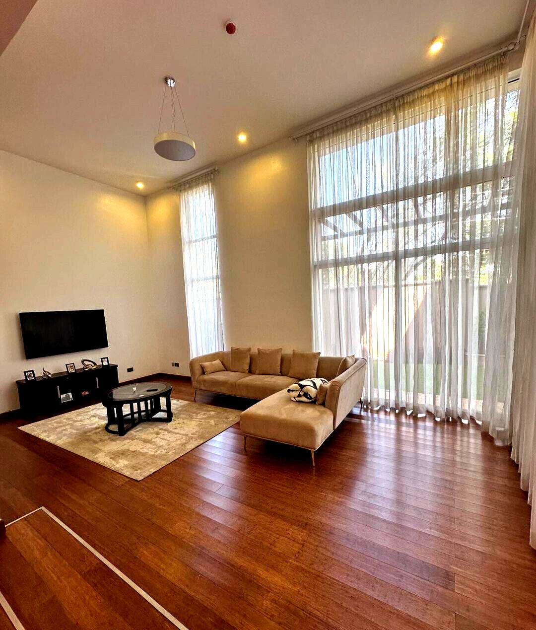 Cathedral Ceilings & Private Garden Townhouse - Lavington