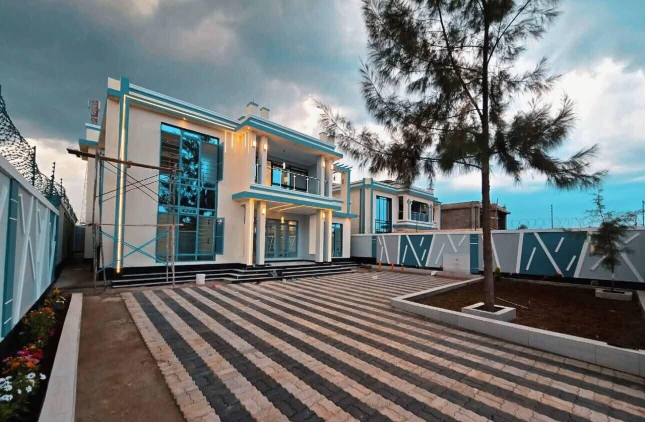 5BR All-Ensuite Townhouse with SQ & Open-Plan Kitchen - Mugutha, Ruiru