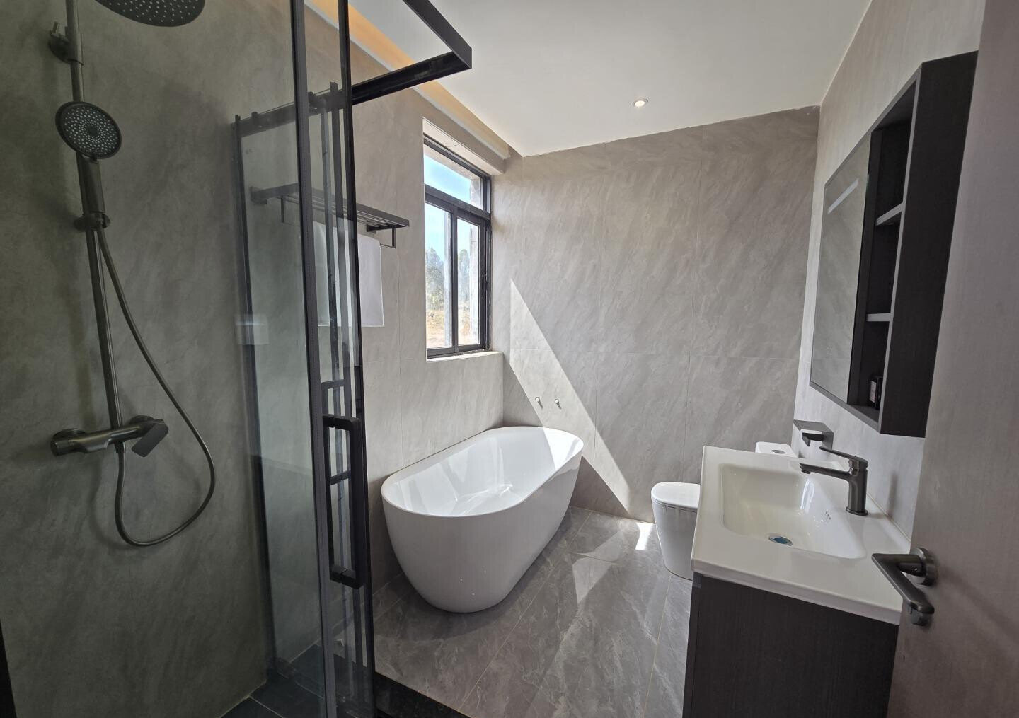 5BR Townhouse in Gated Community with Pool & Gym - Kamangu