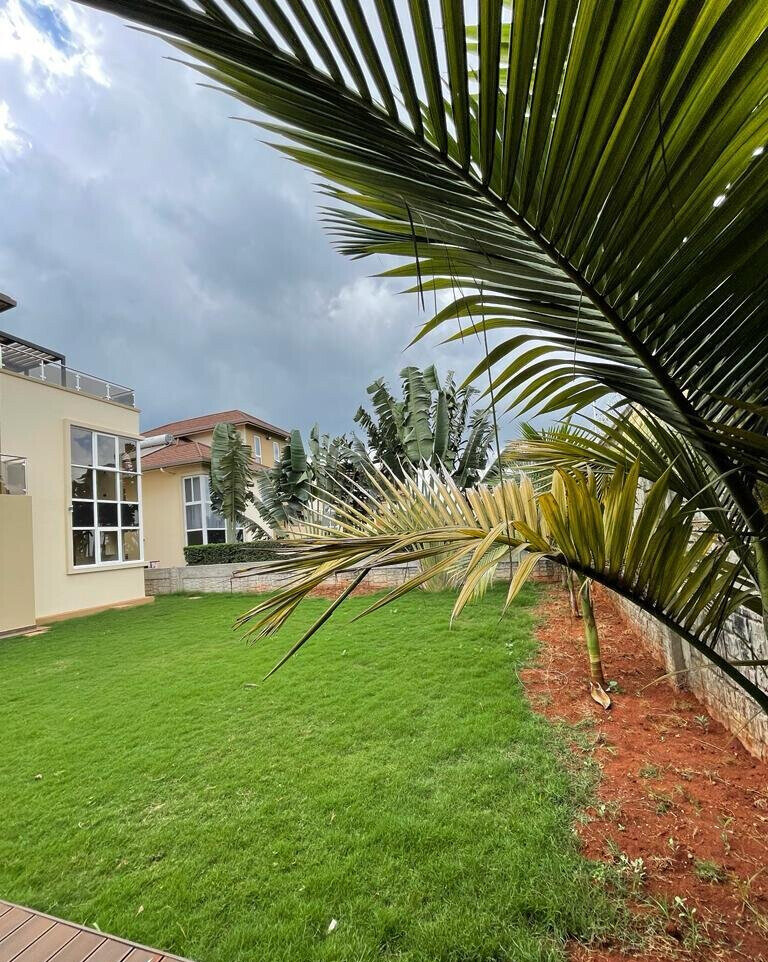4BR Townhouse with Rooftop Terrace & Home Office - Runda