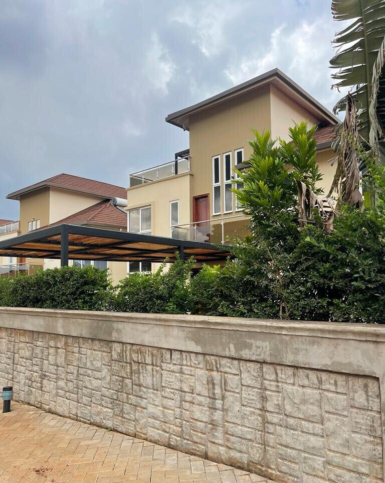 4BR Townhouse with Rooftop Terrace & Home Office - Runda