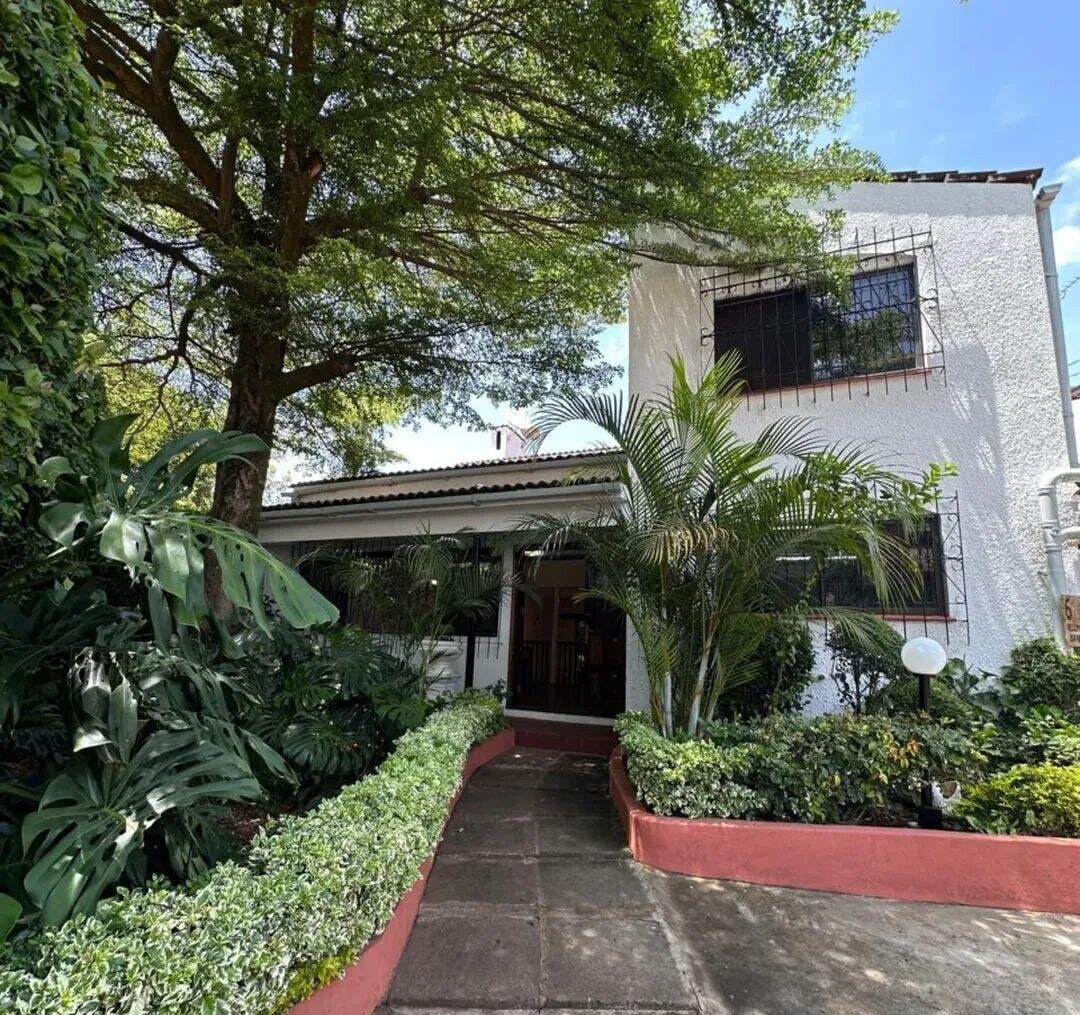 4BR Corner Townhouse with Fireplace & Private Garden - Lavington