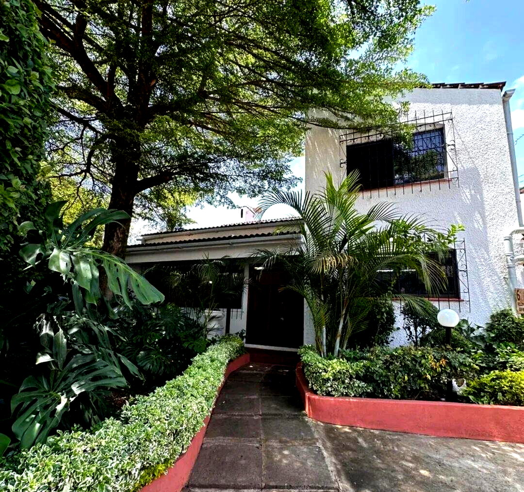 4BR Corner Townhouse with Fireplace & Private Garden - Lavington