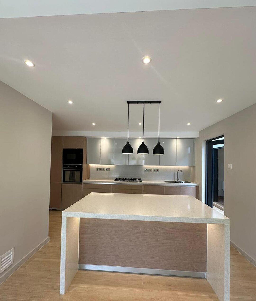 Ultra-Modern 5-Bed Townhouse with Rooftop Terrace - Spring Valley