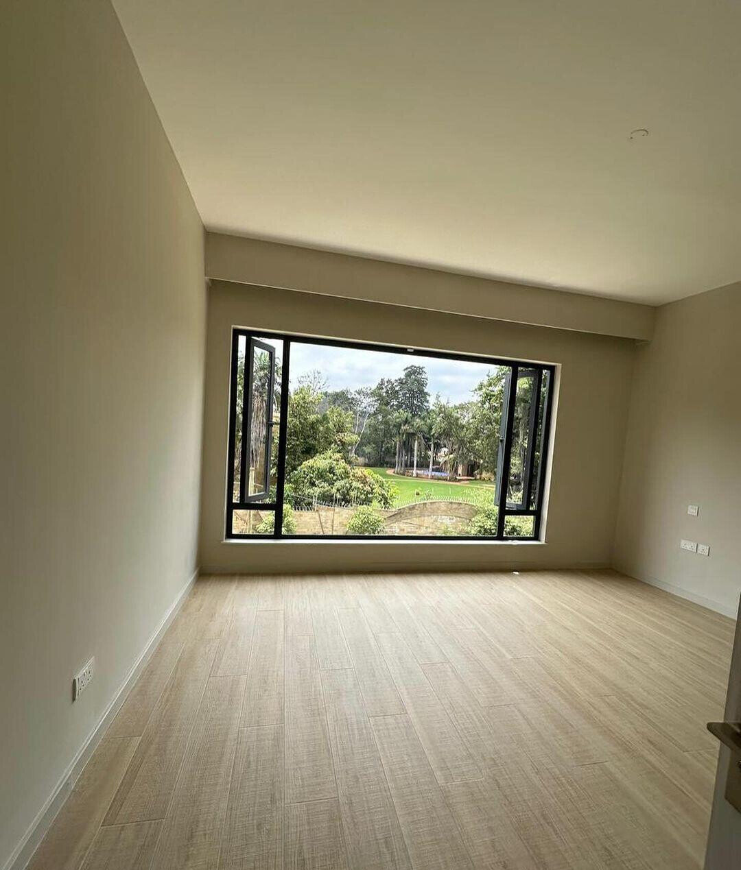Ultra-Modern 5-Bed Townhouse with Rooftop Terrace - Spring Valley