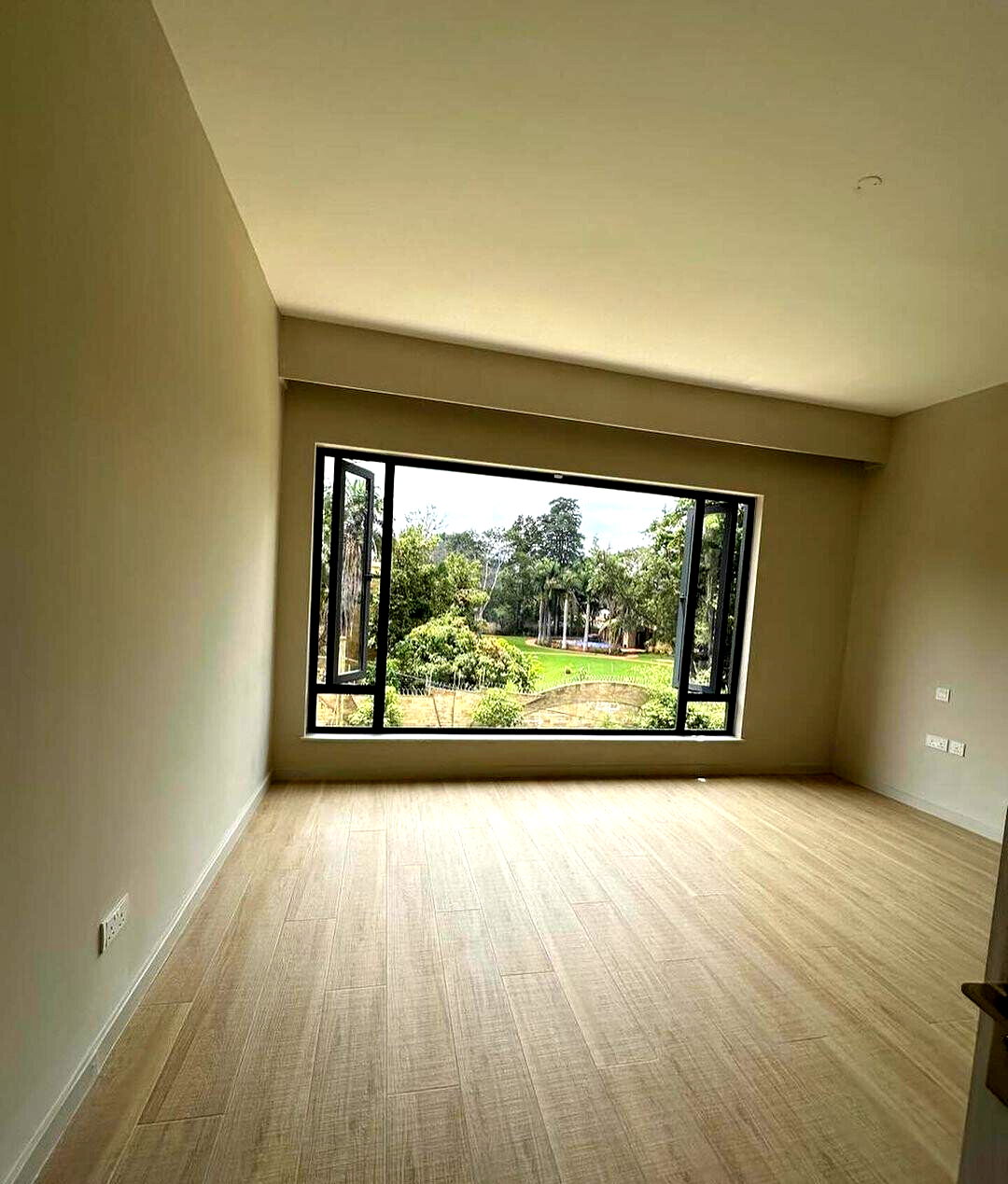 Ultra-Modern 5-Bed Townhouse with Rooftop Terrace - Spring Valley