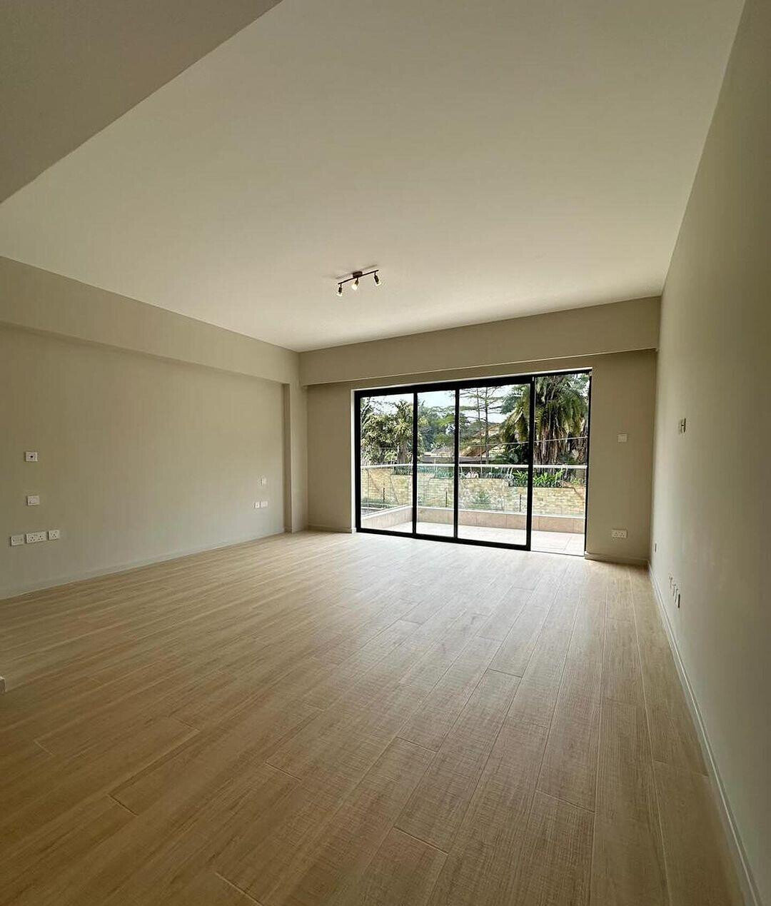 Ultra-Modern 5-Bed Townhouse with Rooftop Terrace - Spring Valley