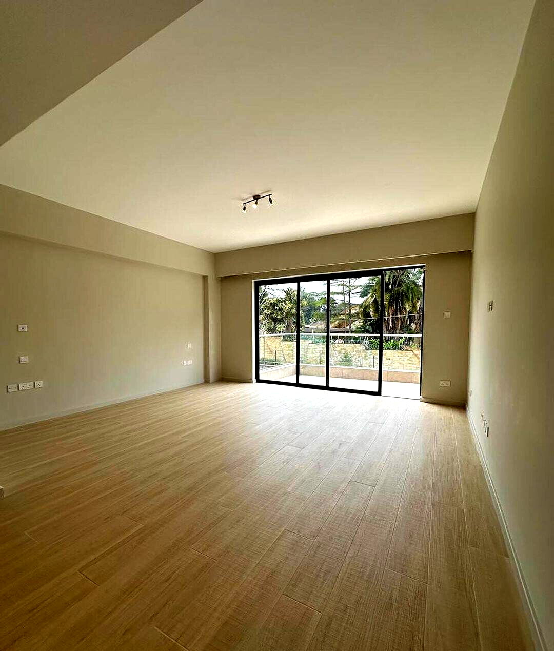 Ultra-Modern 5-Bed Townhouse with Rooftop Terrace - Spring Valley
