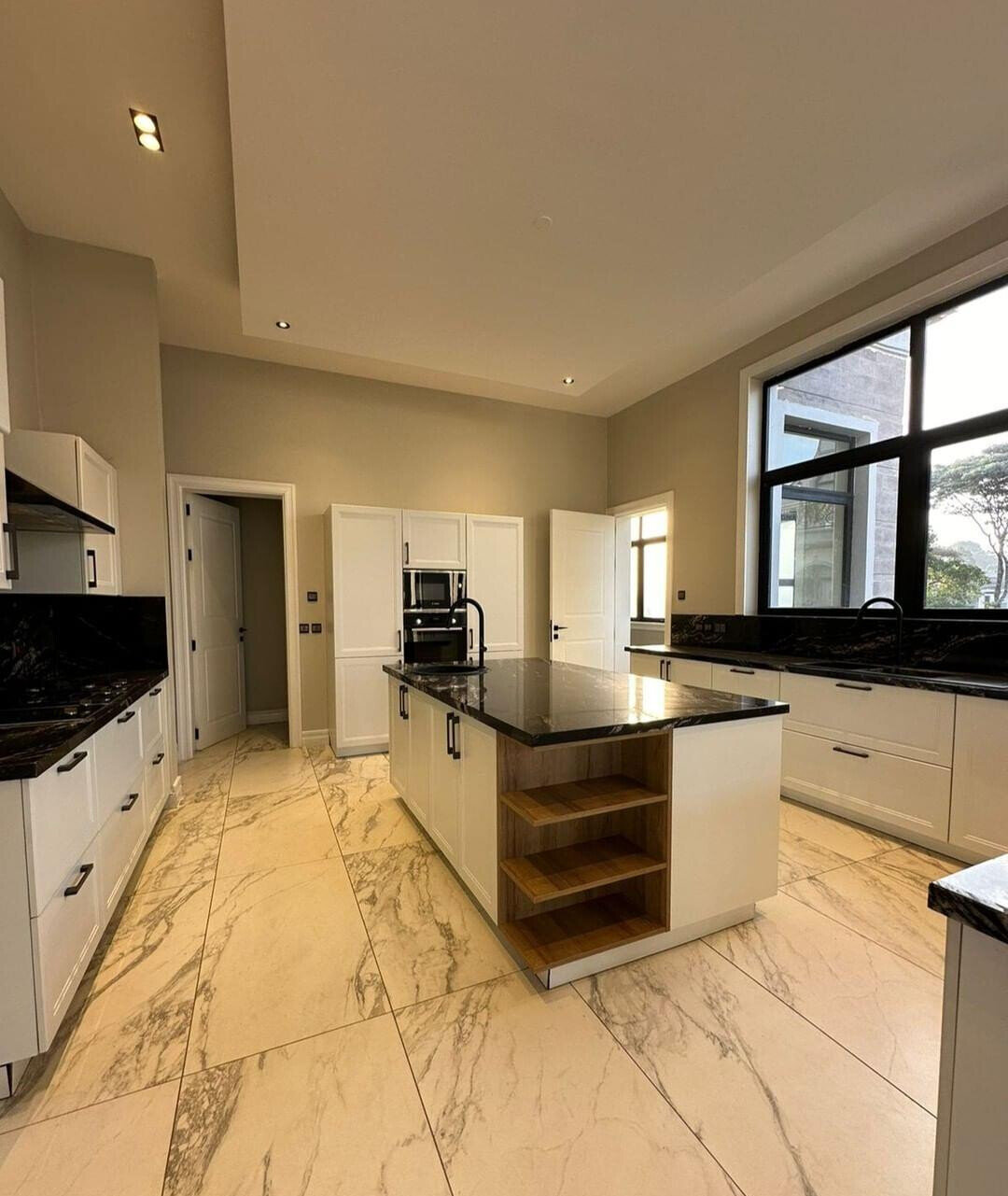 5-Ensuite Townhouse with Heated Pool & Rooftop Terrace - Loresho