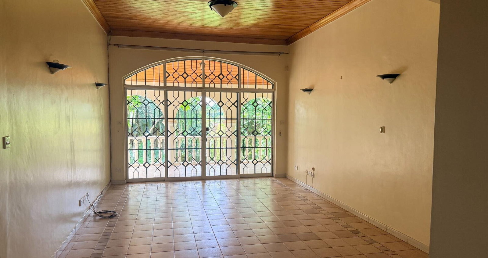 Lakeview 4BR Villa with Garden