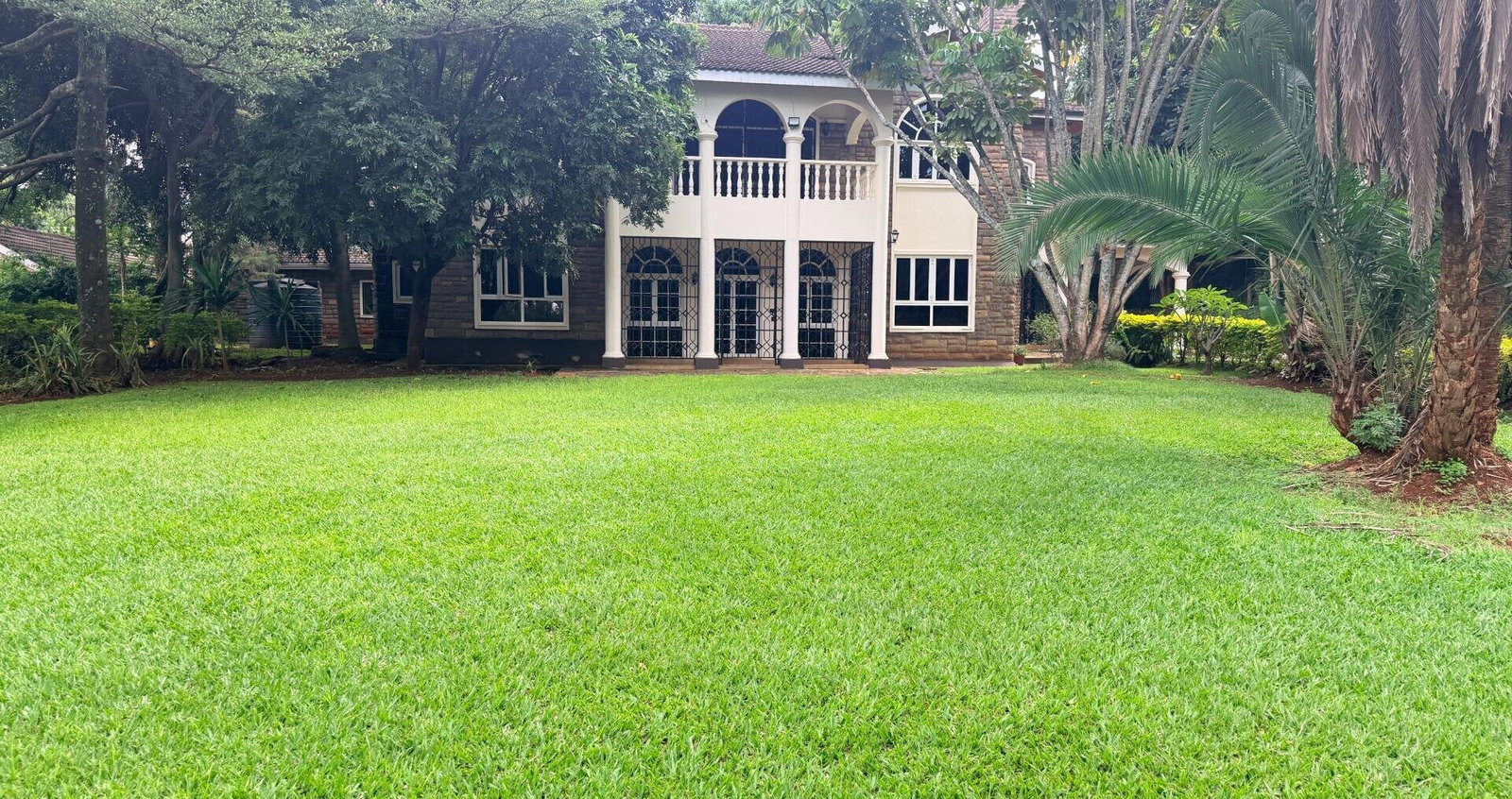 Lakeview 4BR Villa with Garden