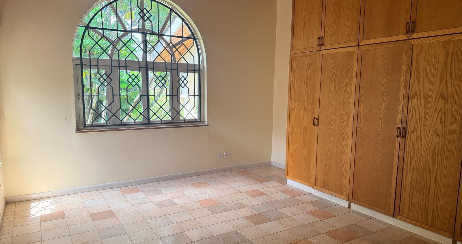 Lakeview 4BR Villa with Garden