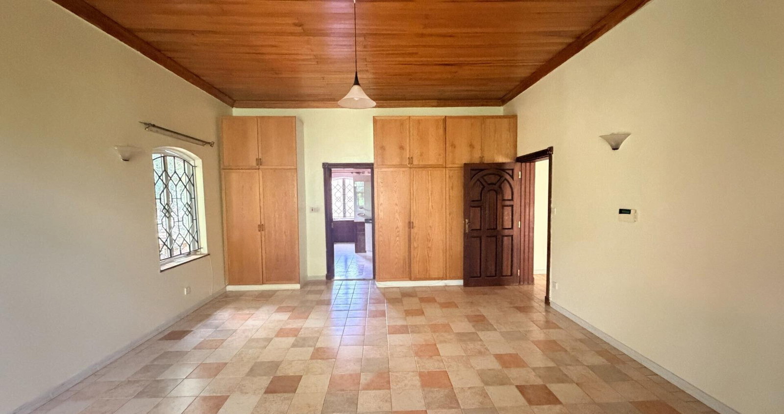 Lakeview 4BR Villa with Garden