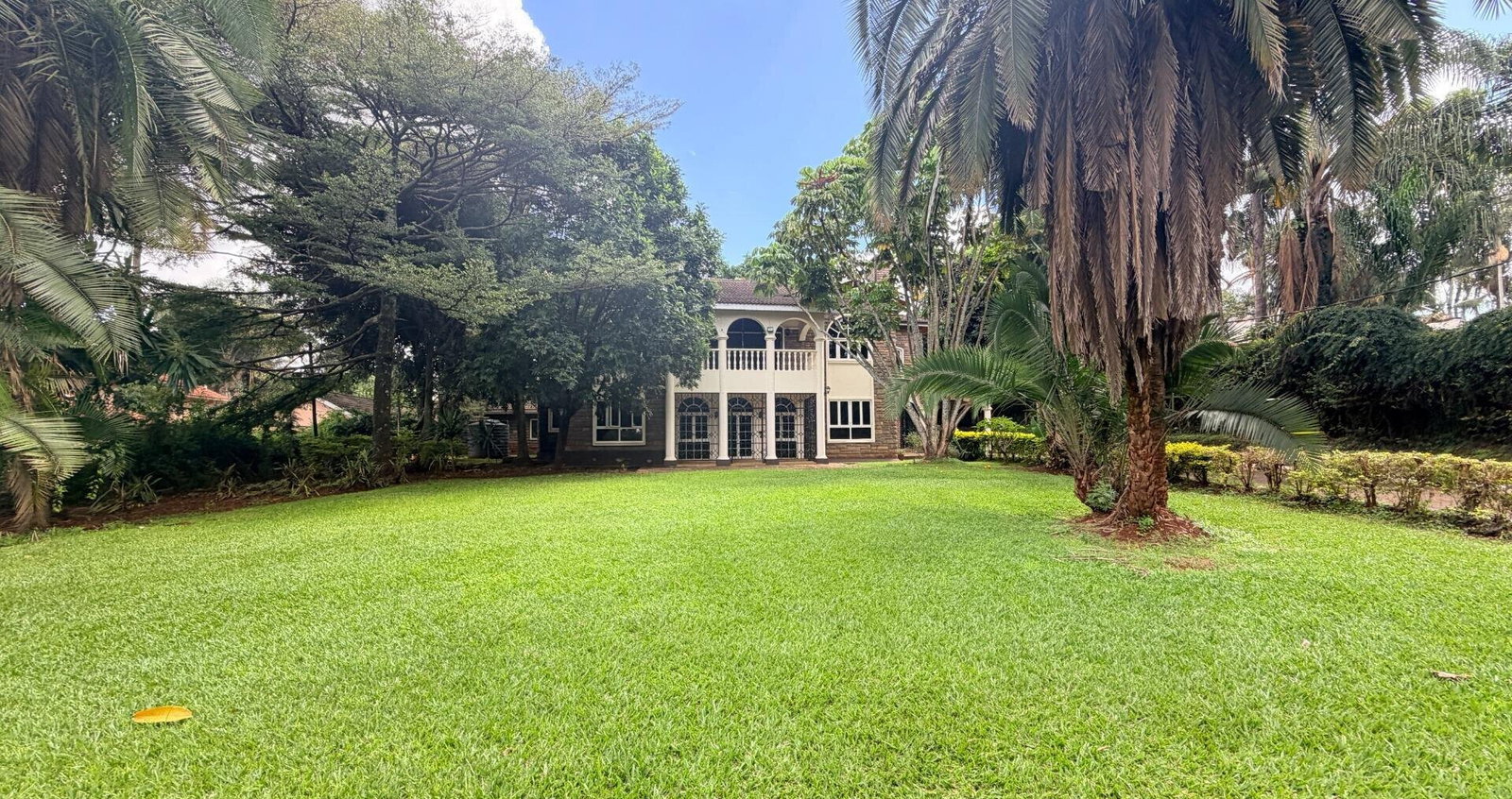 Lakeview 4BR Villa with Garden