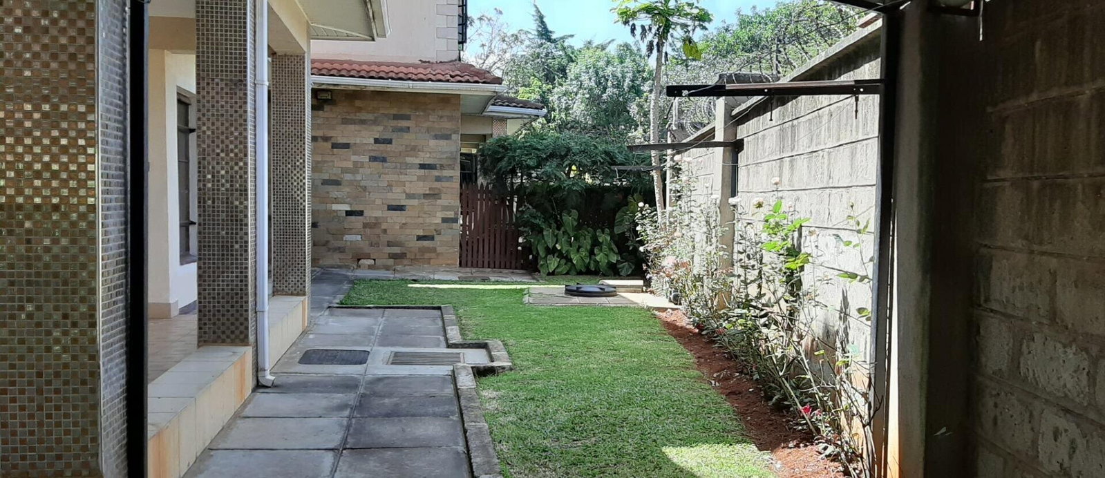 5-Ensuite Townhouse with Fireplace & Walk-in Closets - Lavington