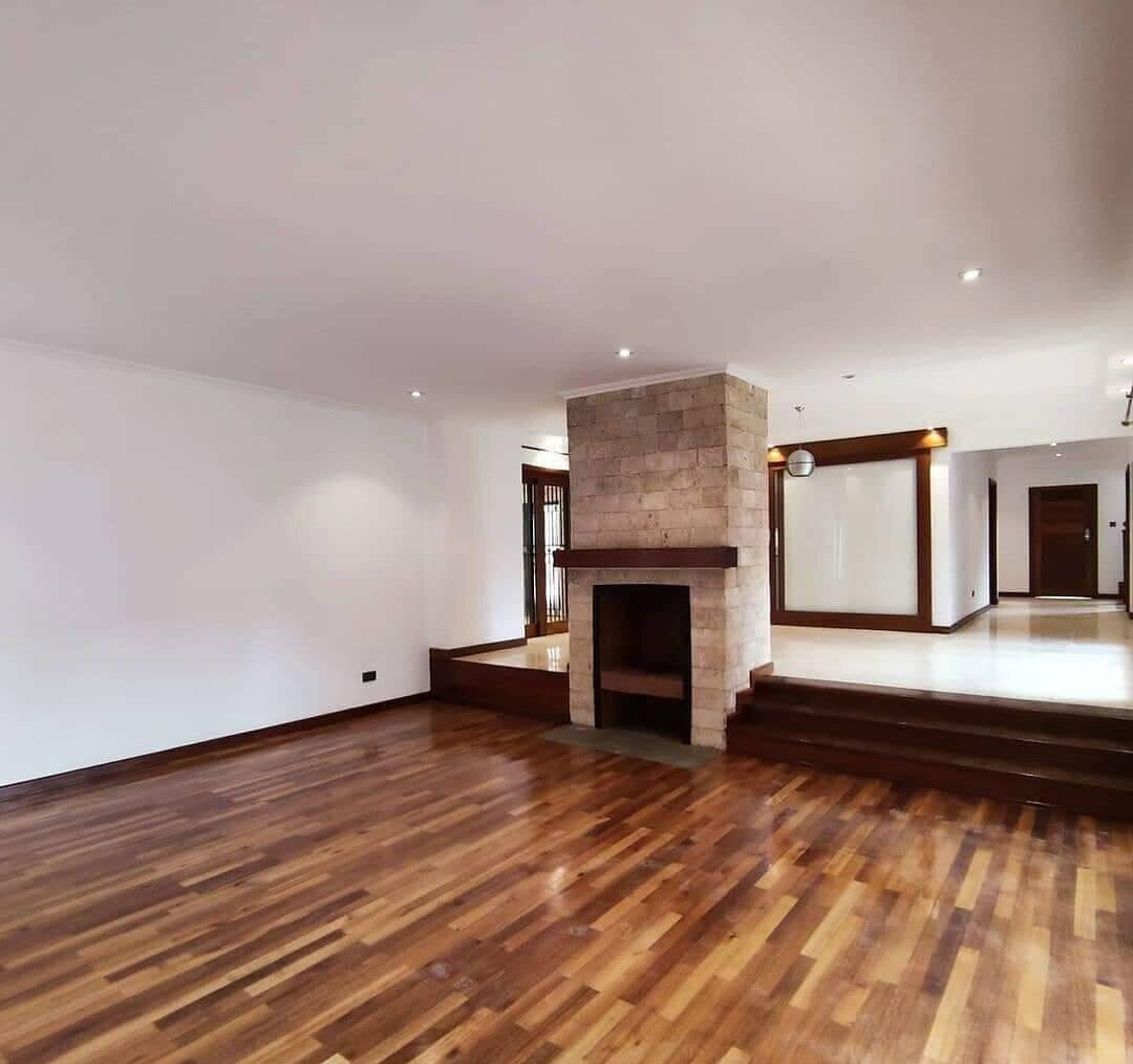 4-Ensuite Townhouse with Family Room & Fitted Kitchen - Lavington