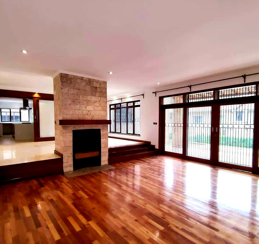4-Ensuite Townhouse with Family Room & Fitted Kitchen - Lavington