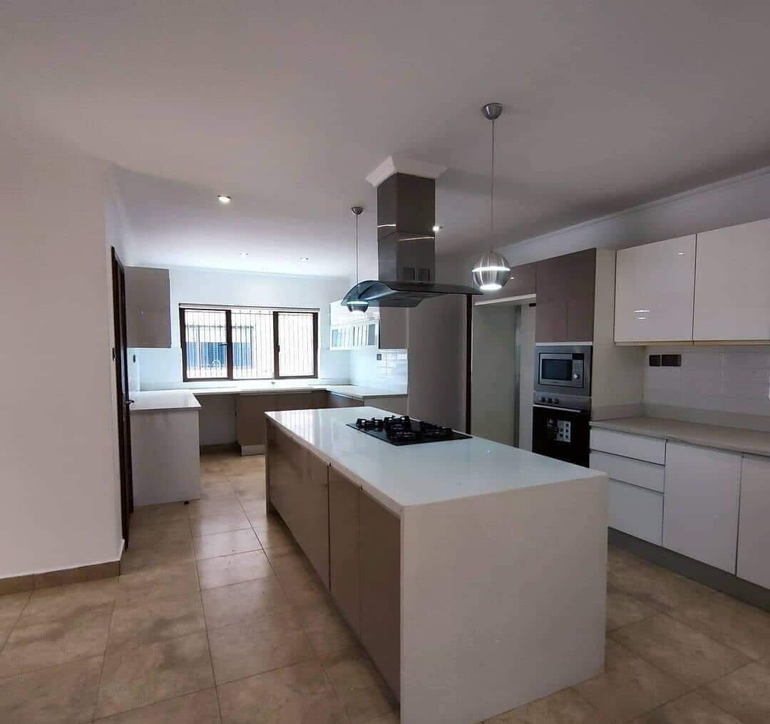 4-Ensuite Townhouse with Family Room & Fitted Kitchen - Lavington