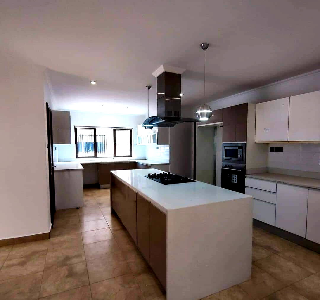 4-Ensuite Townhouse with Family Room & Fitted Kitchen - Lavington